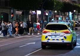 Un coche de la Policía Local de Salamanca circula por el centro de la capital.