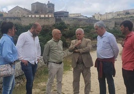 Visita del consejero de Cultura, Turismo y Deporte de la Junta de Castilla y León, Gonzalo Santonja, a la muralla de Ledesma.