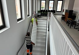 Los operarios de Alba, en el traslado de materiales al multiusos.