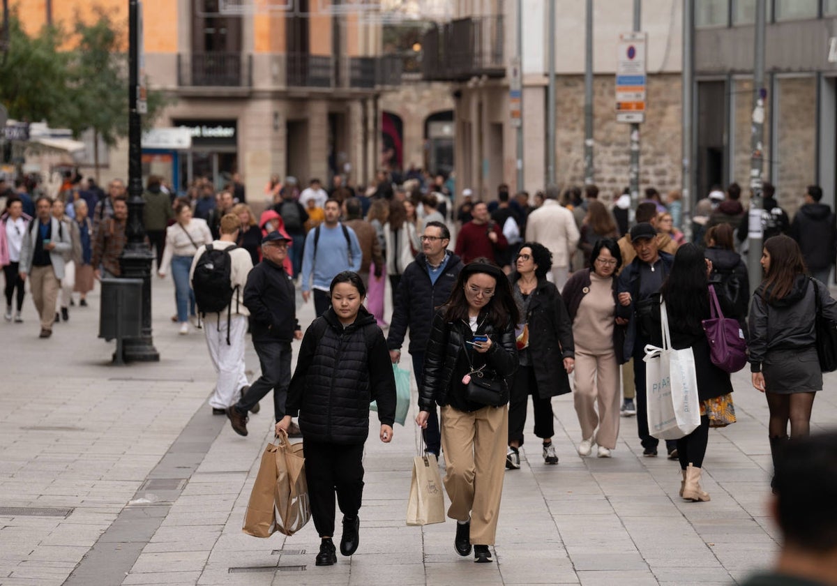 Gente de compras por Barcelona