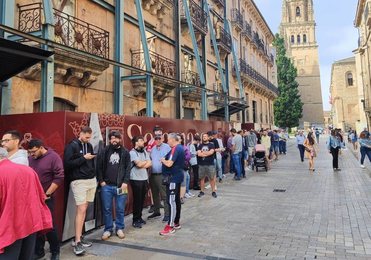 Colas de socios de Unionistas esperando a renovar su carnet este lunes.