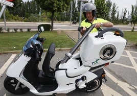 El operario de limpieza junto a la moto con la que realiza el servicio de recogida de excrementos