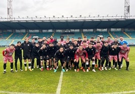 Jutadores del CD Guijuelo y el Salamanca UDS en un entrenamiento conjunto en el Helmántico.