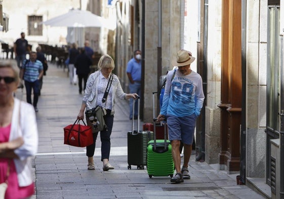 Turistas con maletas