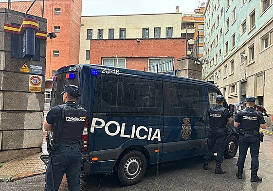 Policías Nacionales durante el operativo en el 1-O