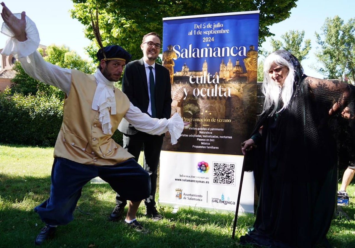 El concejal de Cultura y Turismo, Ángel Fernández, junto a dos de los protagonistas de las visitas teatralizadas