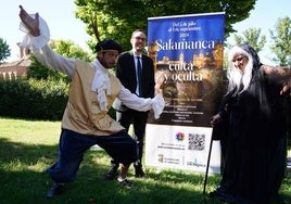 El concejal de Cultura y Turismo, Ángel Fernández, junto a dos de los protagonistas de las visitas teatralizadas