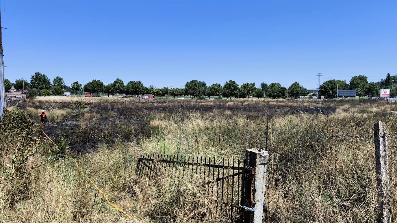 Así ha quedado el solar del Camino de las Aguas tras el incendio