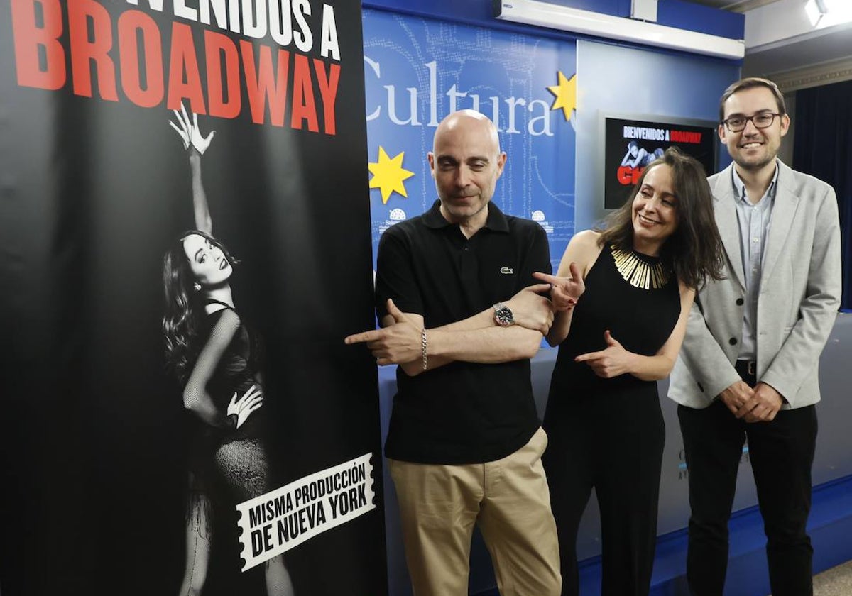 El director residente de la obra, Víctor Conde, junto a los concejales Carmen Seguín y Ángel Fernández Silva.