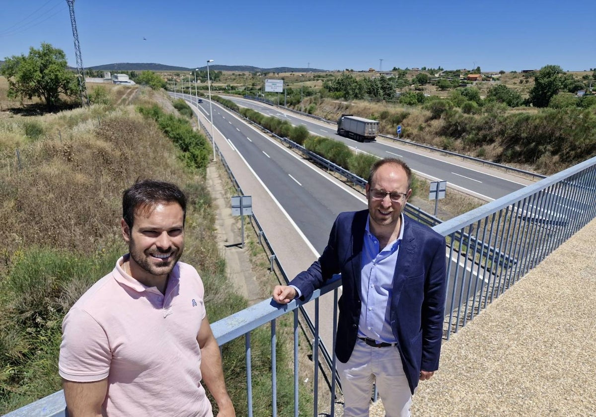Víctor Gómez y Marcos Iglesias con la autovia A62 al fondo a su paso por Ciudad Rodrigo
