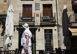 Fachada de un edificio de la ciudad con apartamentos turíticos.