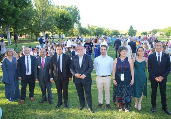 Los galardonados, con las autoridades locales de Carbajosa