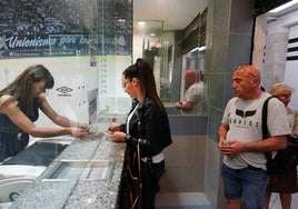 Una aficionada retirando entradas en la Boutique durante la pasada fase de ascenso a Segunda RFEF.