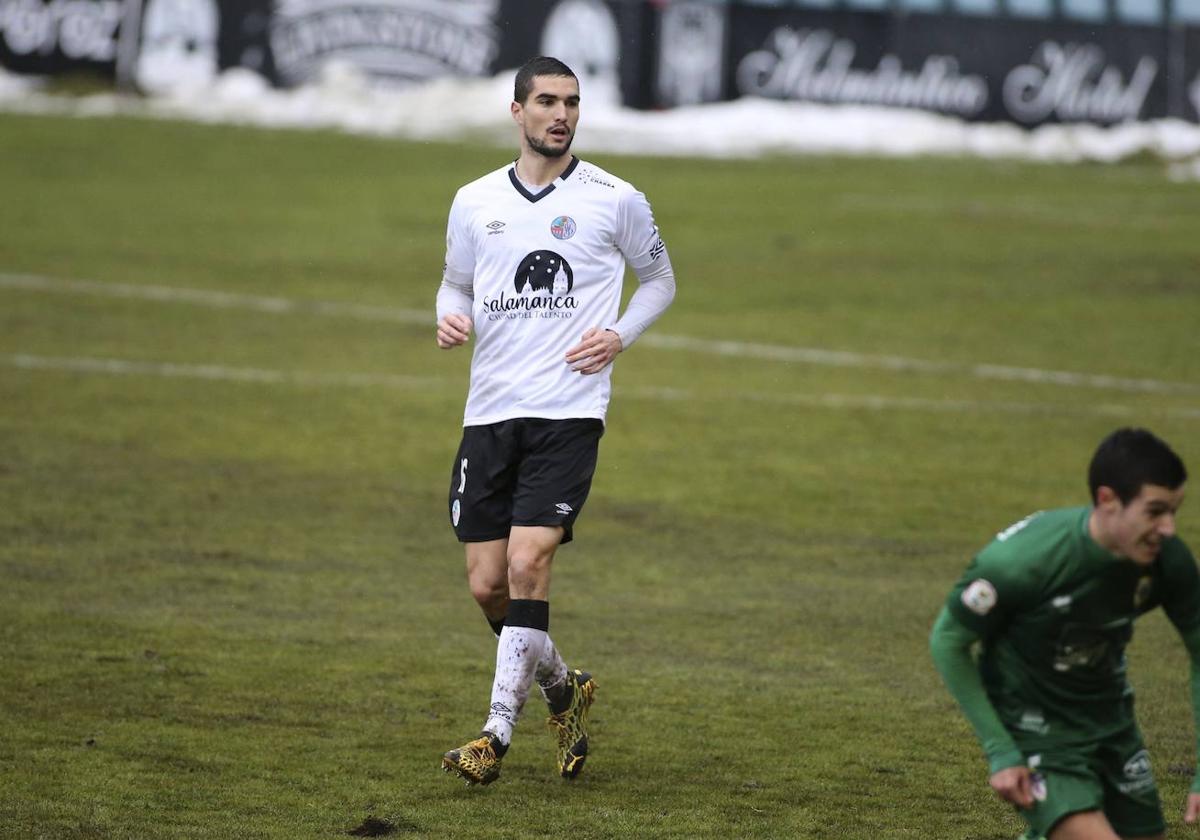 El defensa central palentino Iván Casado, con la camiseta del Salamanca.