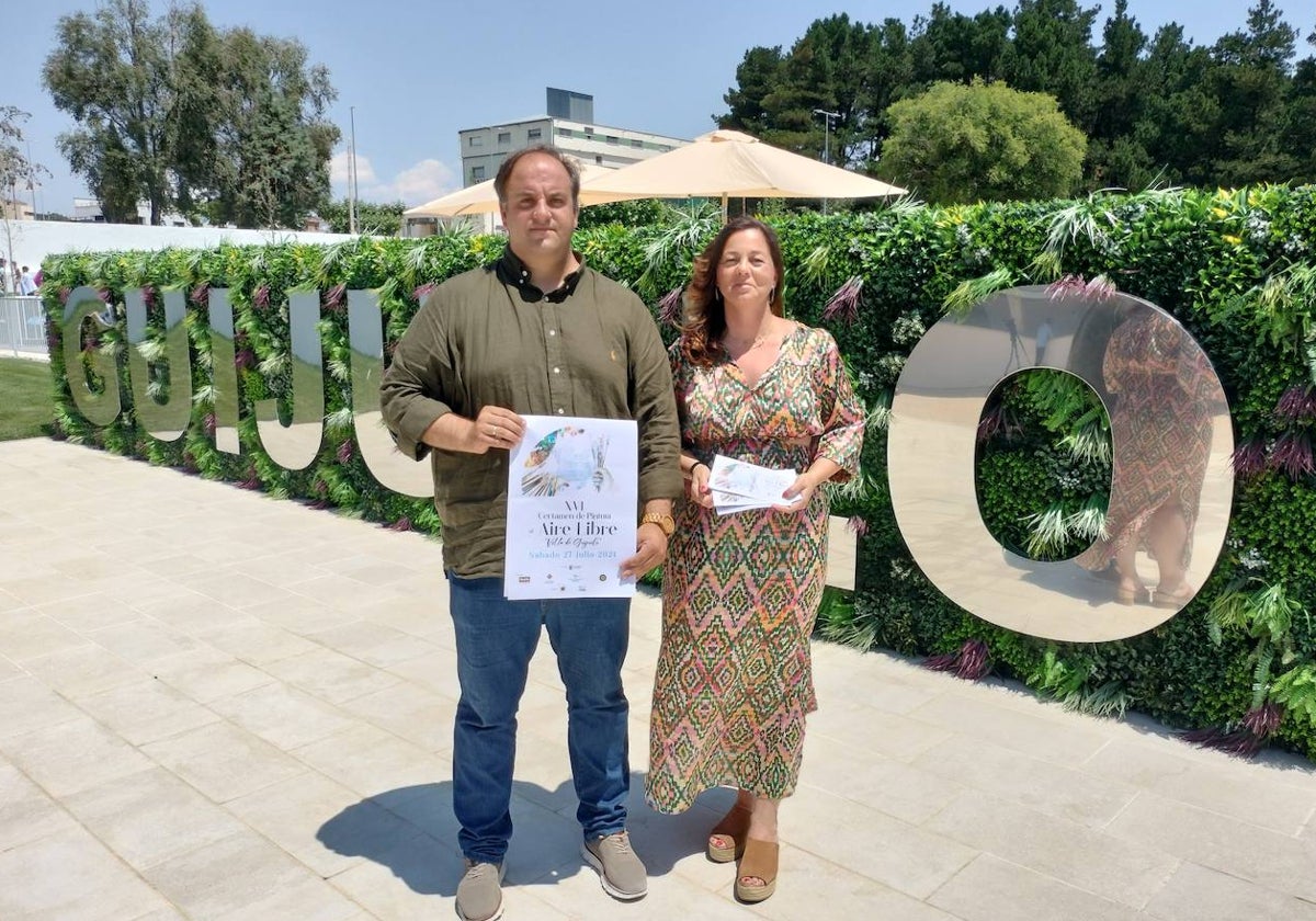 Roberto Martín y María Jesús Moro han presentado las bases del certamen en la piscina municipal.