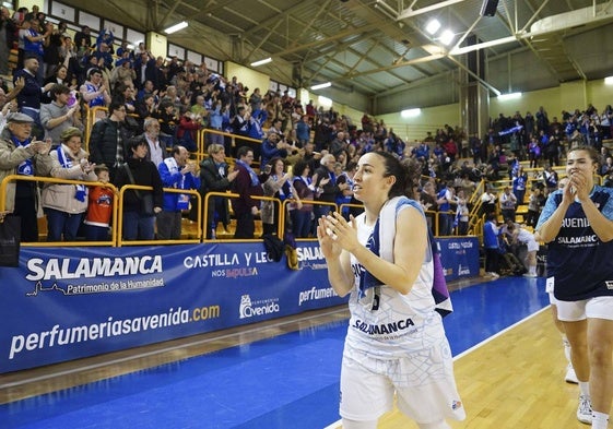 Siliva Domínguez aplaude a la afición en Würzburg al término de un choque de la pasada edición de la Euroliga Femenina.