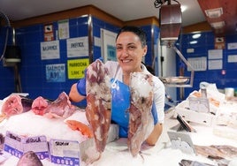 Dos calamares de potera en una de las pescaderías del Mercado.