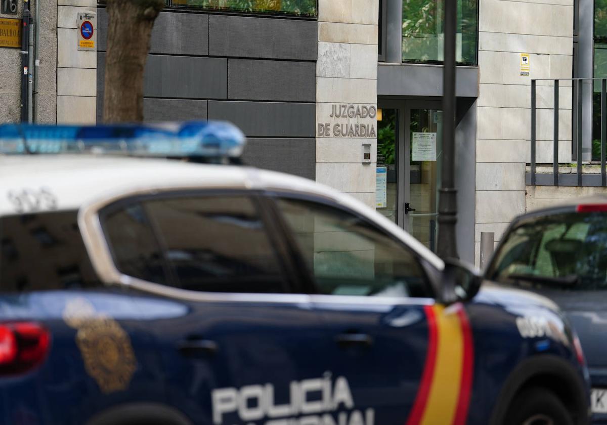 Un coche de la Policía Nacional, a las puertas del Juzgado de Guardia de Salamanca.