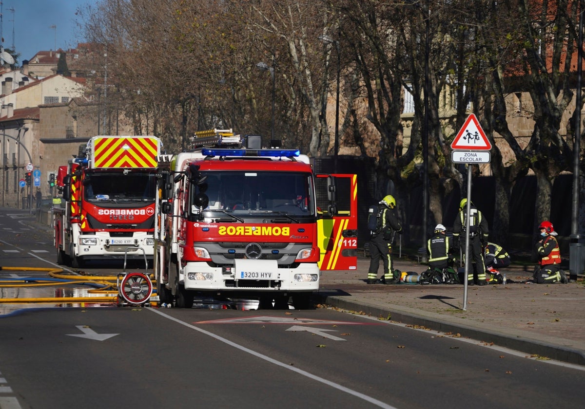 Bomberos de Salamanca en otra intervención en Salamanca.