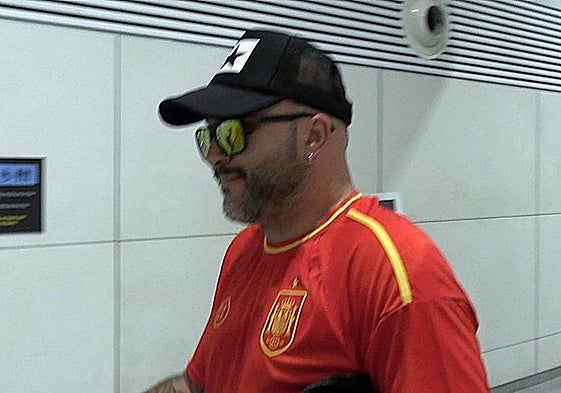 Kiko Rivera regresaba a la estación del AVE en Sevilla tras un bolo en Galicia.