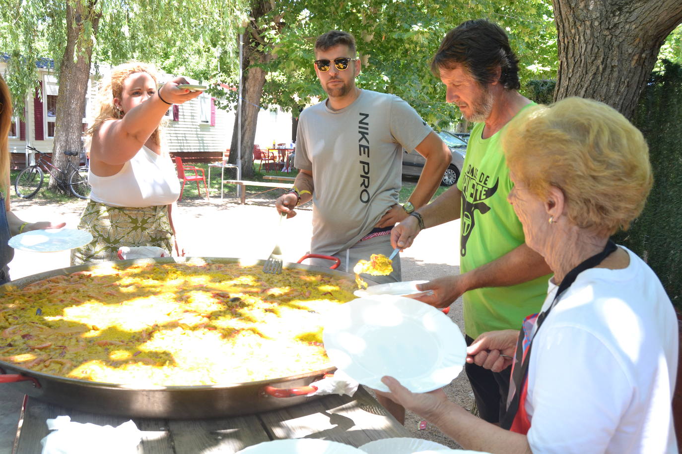 Una rica paella une a los vecinos del Barrio Nuevo de Ciudad Rodrigo