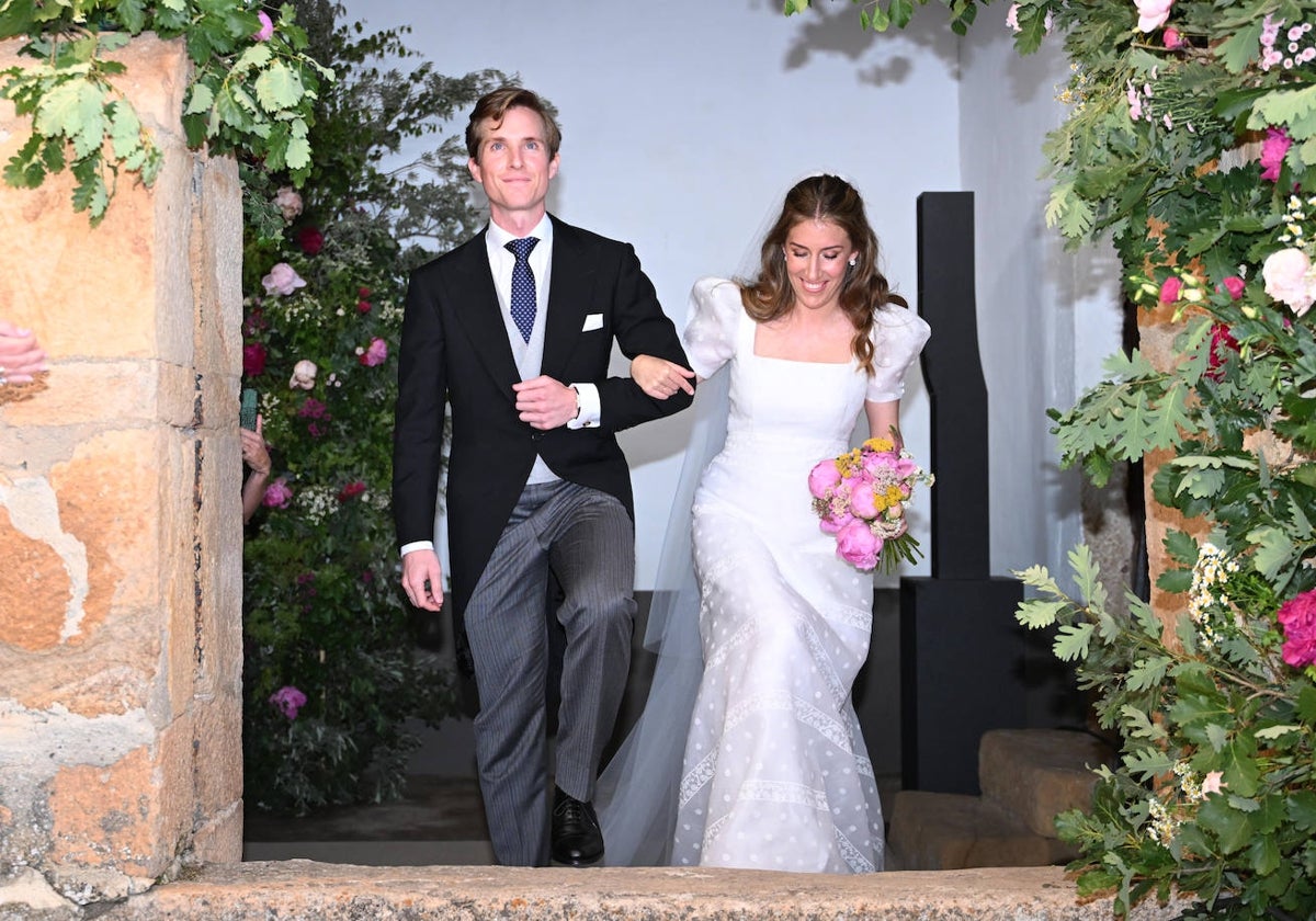 Verónica Urquijo y Roberto Truque saliendo de la iglesia.