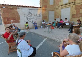 Mujeres de Villoruela hacen ganchillo reunidas en un rincón de la plaza España.