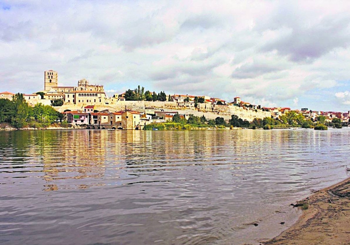 La playa fluvial de Zamora es la zona de baño autorizada más cercana.