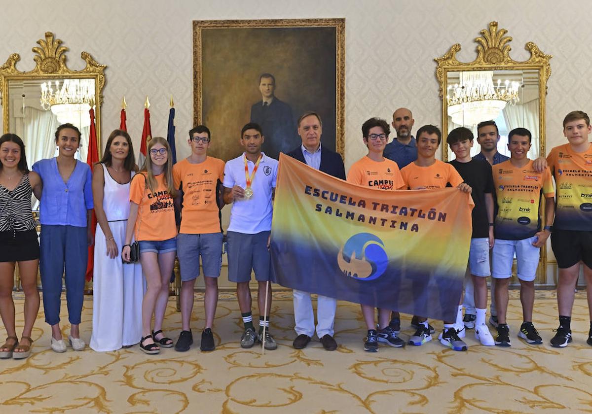 Alberto Bravo, acompañado por miembros de la Escuela Salmantina de Triatlón, el alcalde, Carlos Carbayo, y la concejala de Deportes, Almudena Parres.