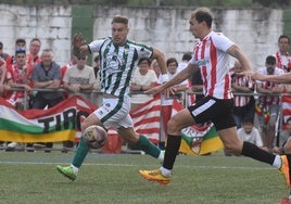 Pana disputa un balón en el Luis Ramos en el cruce de ascenso a 1ª RFEF