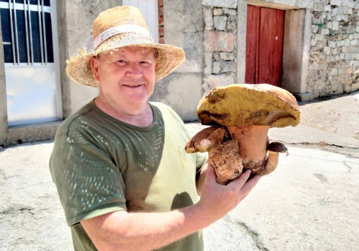 Clemente Pérez muestra el boletus recogido en Los Santos.