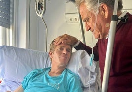 Borja Jiménez, junto a su padre, en el Hospital Universitario de Navarra.