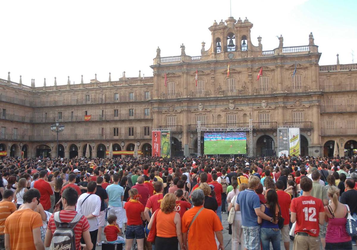 Aficionados salmantinos viendo el choque en 2008 en la Plaza Mayor.