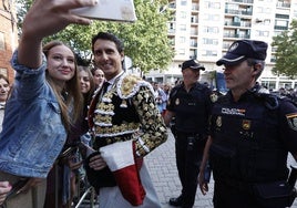 Roca Rey se hace un selfi con una joven aficionada a su llegada a La Glorieta en la Feria de 2023.