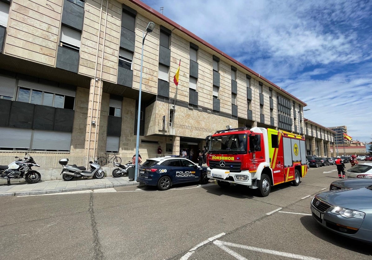 Bomberos de Salamanca en la Comisaría de Policía de la calle Jardines.