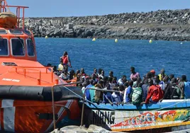 Inmigrantes llegando en una patera a la isla de El Hierro.