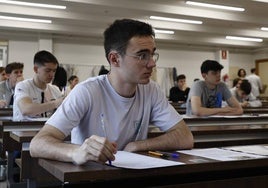 Un alumno, en la prueba de la EBAU en Salamanca.