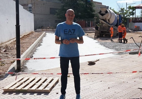 El edil Juan Carlos Bueno visitando el inicio de las obras.