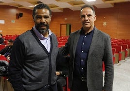 Rogério, junto a José Américo Taira, en una charla hace unos años.