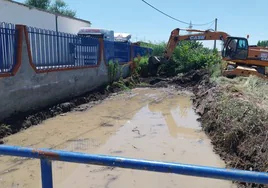 Trabajos de limpieza en el cauce del arroyo La Fontanilla de los Carazos.