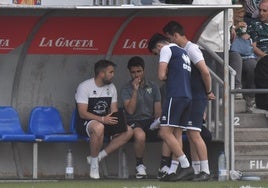 Mario Sánchez, junto miembros de su cuerpo técnico, en el banquillo del Luis Ramos la pasada temporada.