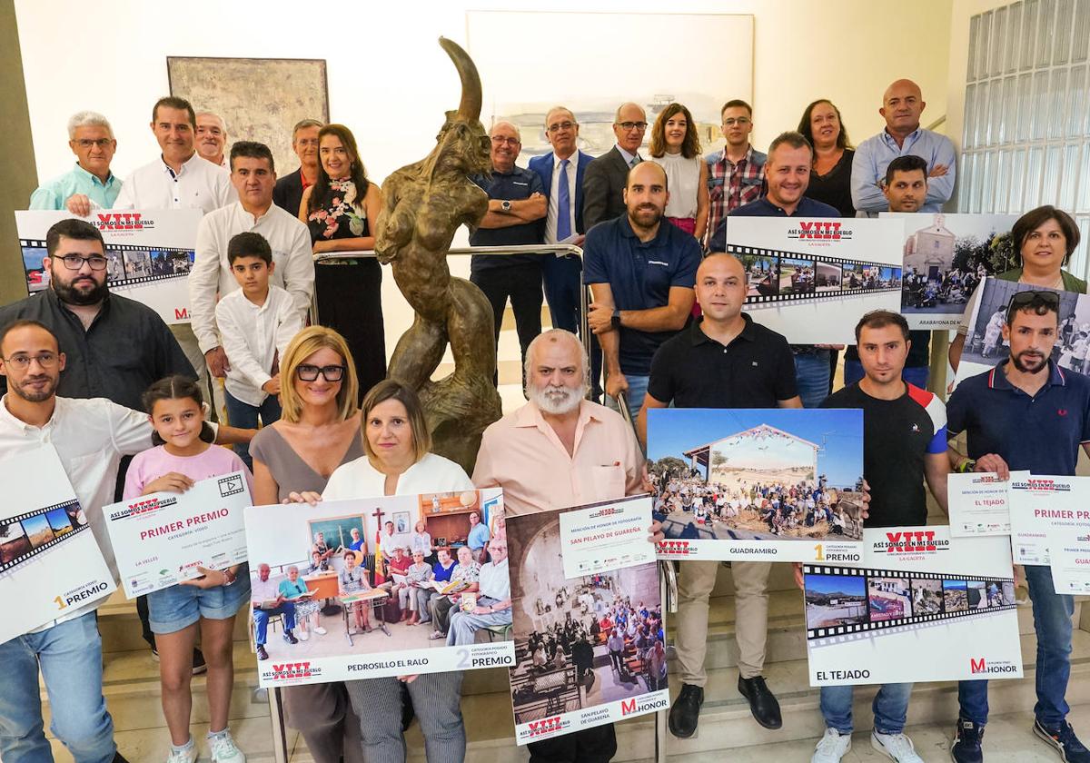 Foto de familia con los organizadores, patrocinadores y galardonados en el XIII Concurso Fotográfico «Así somos en mi pueblo», organizado por LA GACETA en 2023.