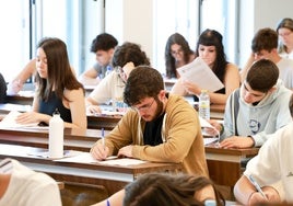 Alumnos examinándose de la prueba extraordinaria de la EBAU.