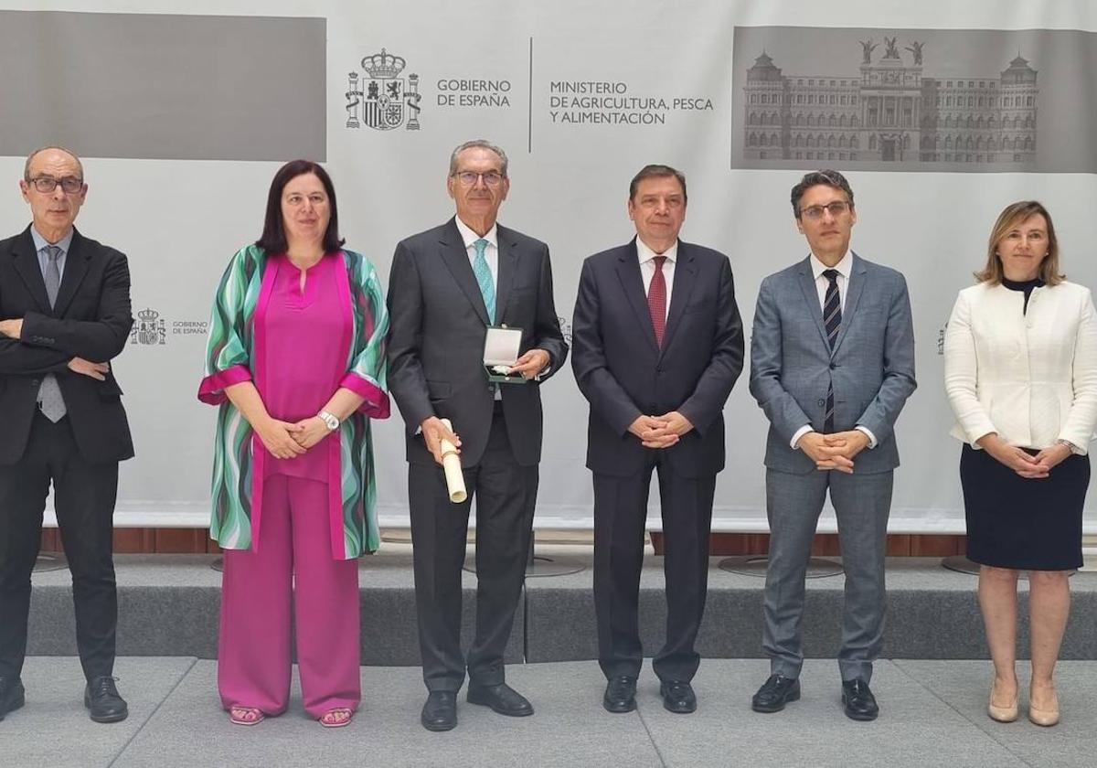 Rafael Sánchez Olea, en el centro, junto al ministro Luis Planas en la entrega de la distinción.