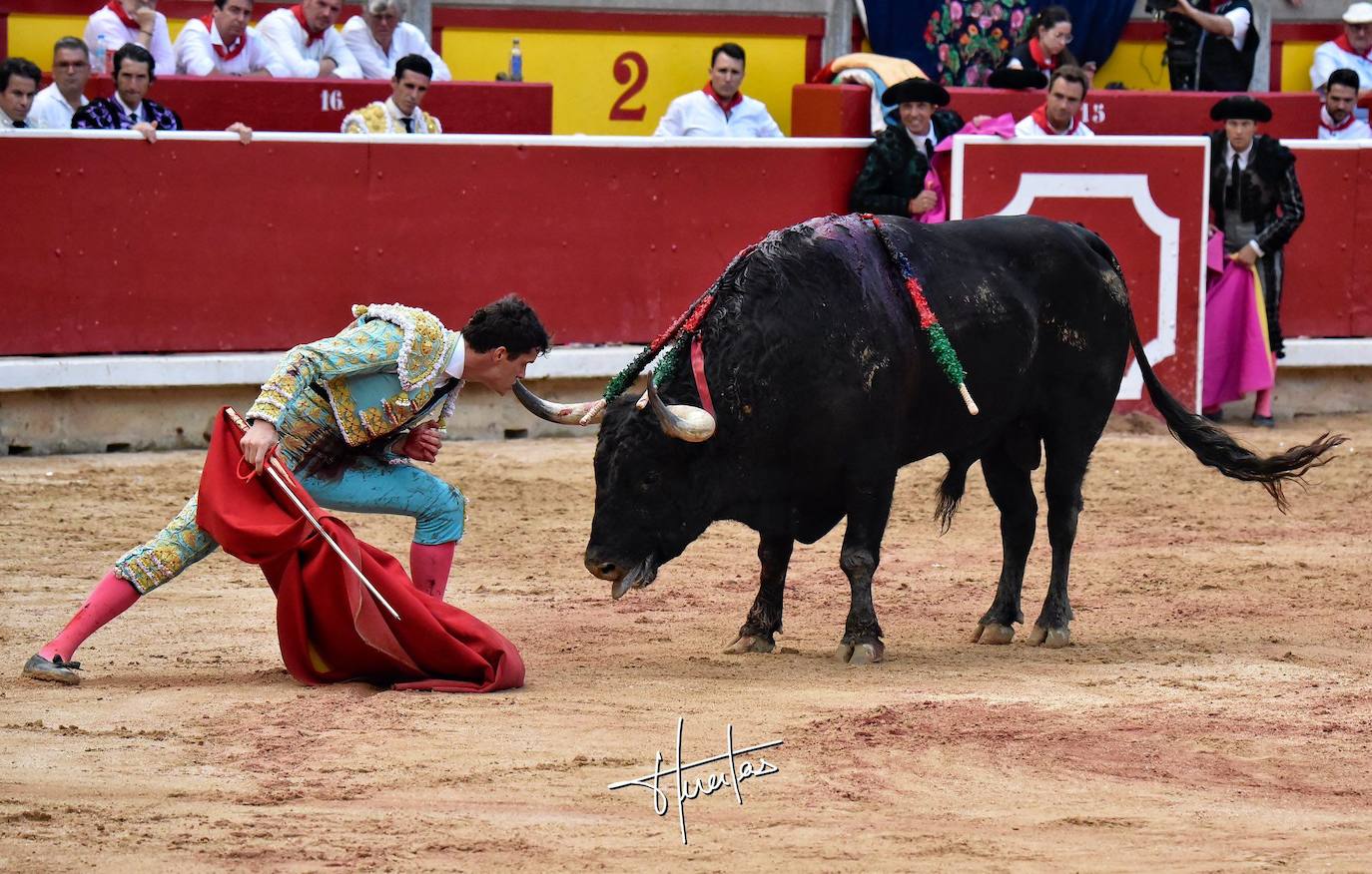 Desplante de Luque ante el quinto de Domingo Hernández ayer en Pamplona.