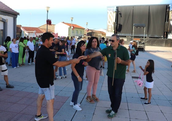 El alcalde se prepara para lanzar el chupinazo de inicio oficial de las fiestas