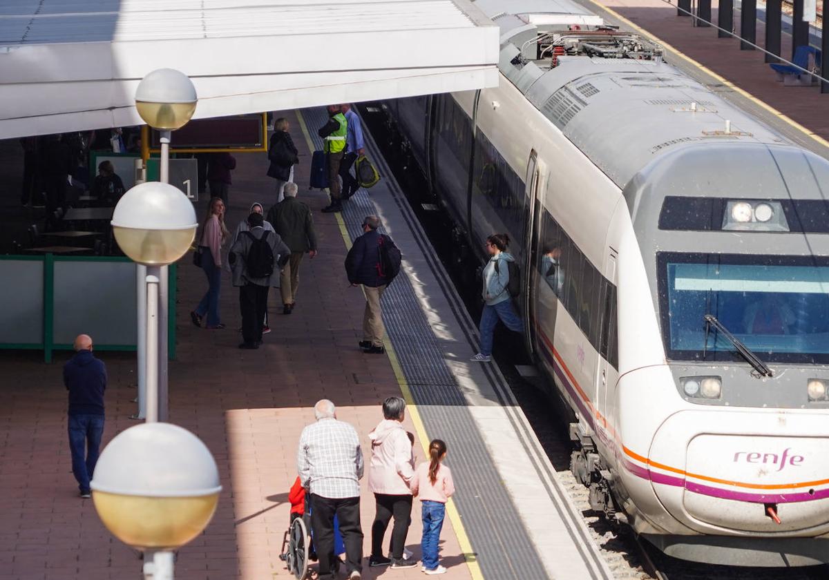 Tren en la estación de Vialia.