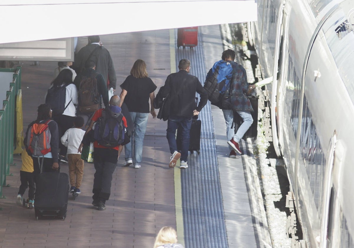 Pasajeros subiendo a un Alvia en Salamanca.