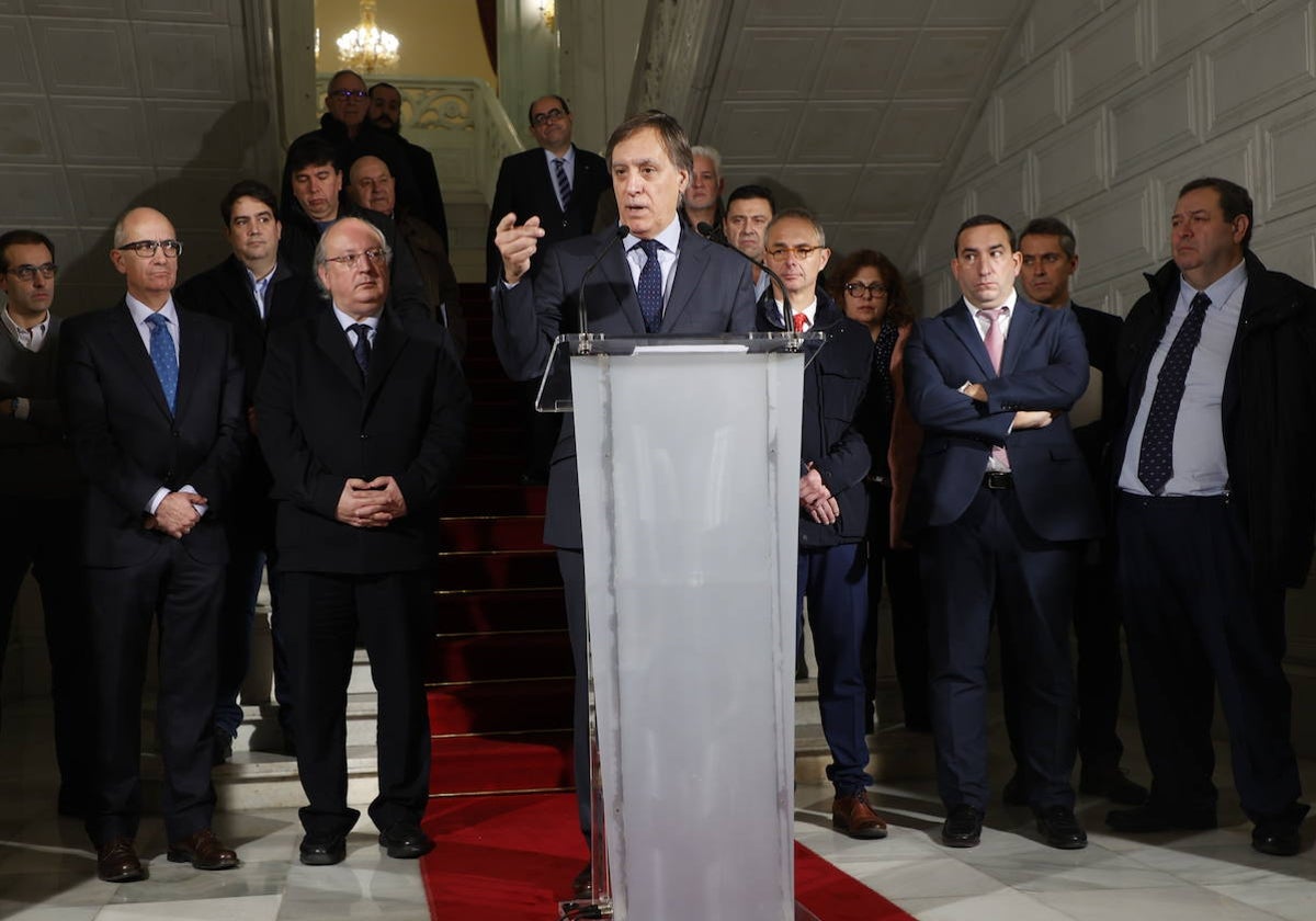 El alcalde Carlos García Carbayo, junto a firmantes del acuerdo para reclamar mejoras ferroviarias.