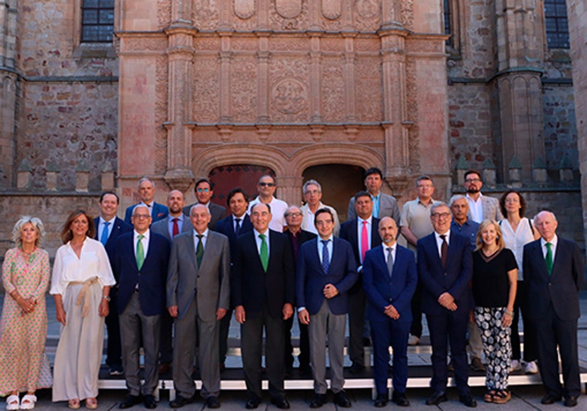 Foto de familia del Consejo Social en el Patio de Escuelas.